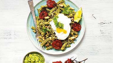 Glutenfri pasta med avokadopesto, koriander & pocherat ägg