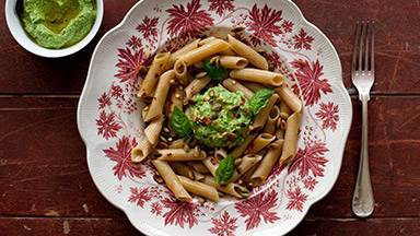Glutenfri pasta med broccoli, grönkål och pumpakärnor