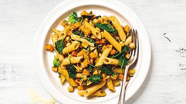 Glutenfri pasta med broccoli, grönkål och pumpakärnor