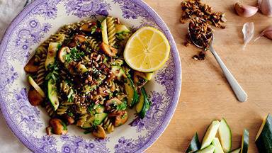 Glutenfri pasta med zucchini, svamp och pangrattato på solrosfrön