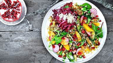 julsallad-med-quinoa-kikartsmix-rod-brysselkal-apelsin-och-saffransdressing-teaser.jpg