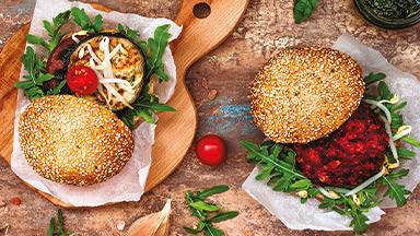 Vegetarisk hirs- och rödbetsburgare med zucchini