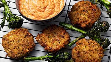 Vegetariska kikärtsburgare med fetaost och röd yoghurtsås