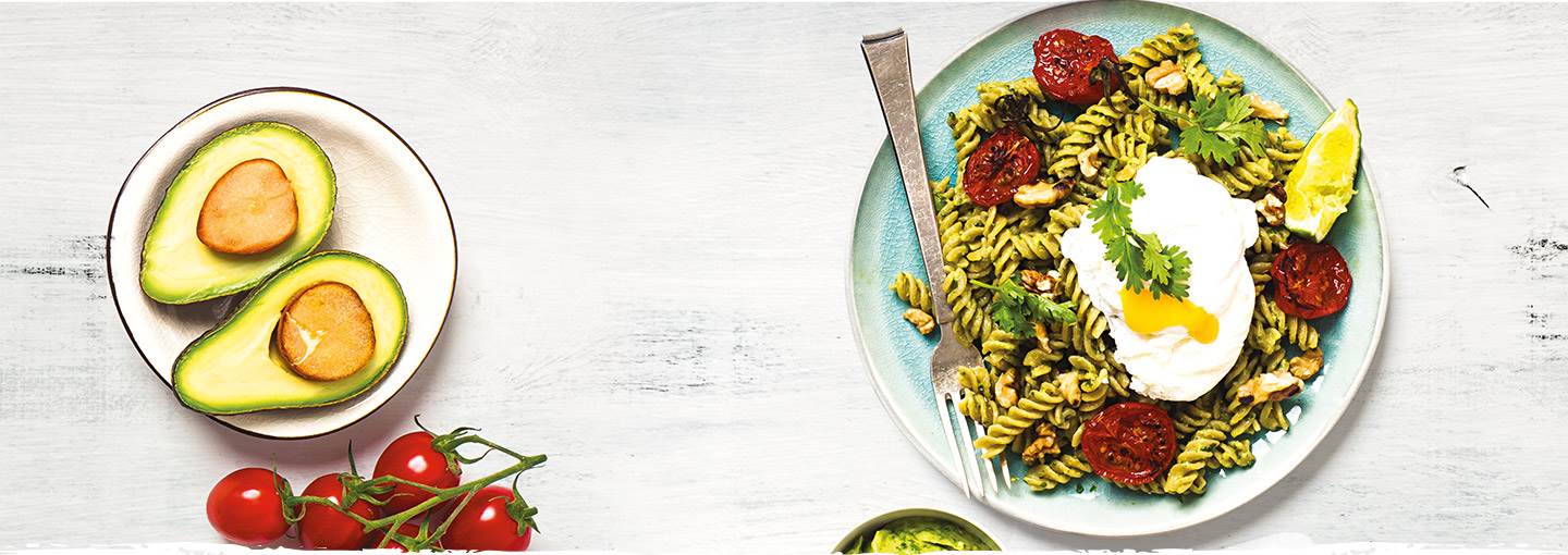 Fusilli avokadopestolla, korianterilla & uppomunalla