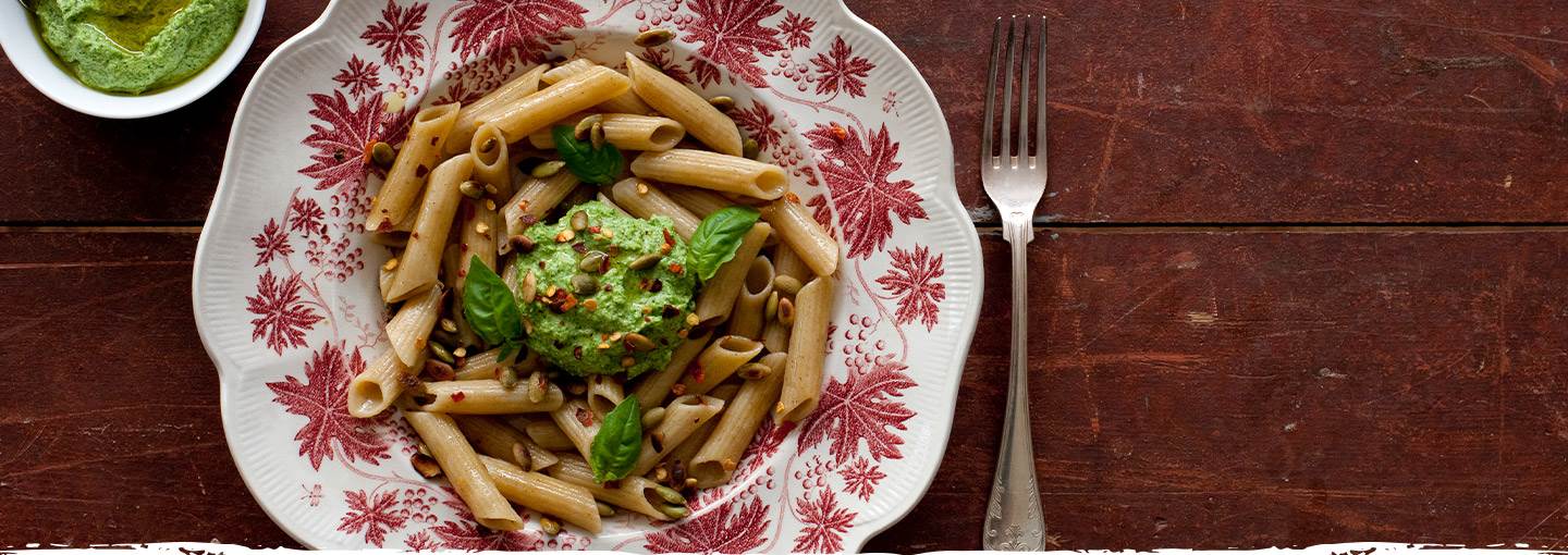 Pasta parsakaalilla, lehtikaalilla ja kurpitsansiemenillä