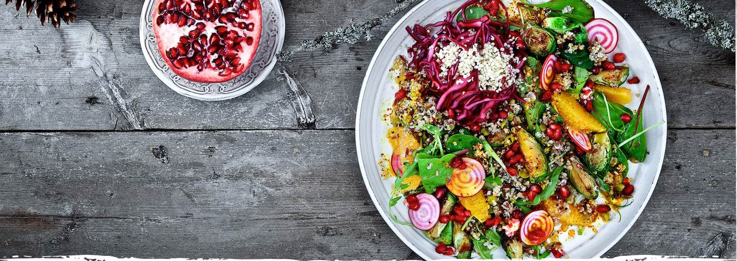 Värikäs salaatti kvinoalla tai couscousilla, kikherneillä, puna- & ruusukaalilla, appelsiinilla ja sahramikastikkeella