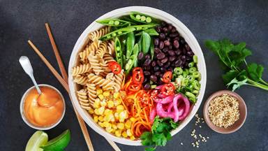 vegetarisk-poke-bowl-med-asiatiska-smaker-och-svarta-bonor.jpg