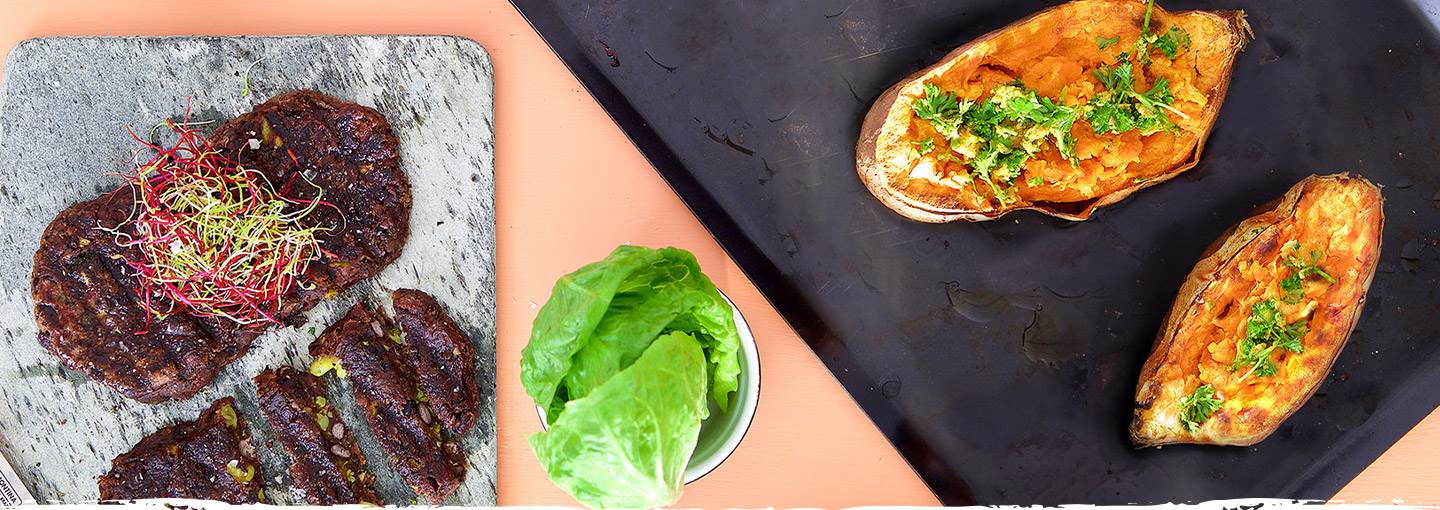Vege BBQ-pihvit kidneypavuista bataatin kera
